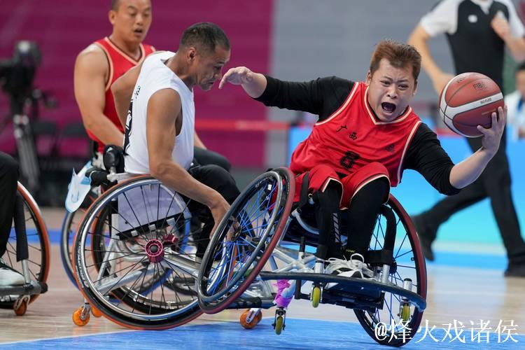 轮椅篮球赛场温暖一幕：摔倒运动员获众人协助扶起